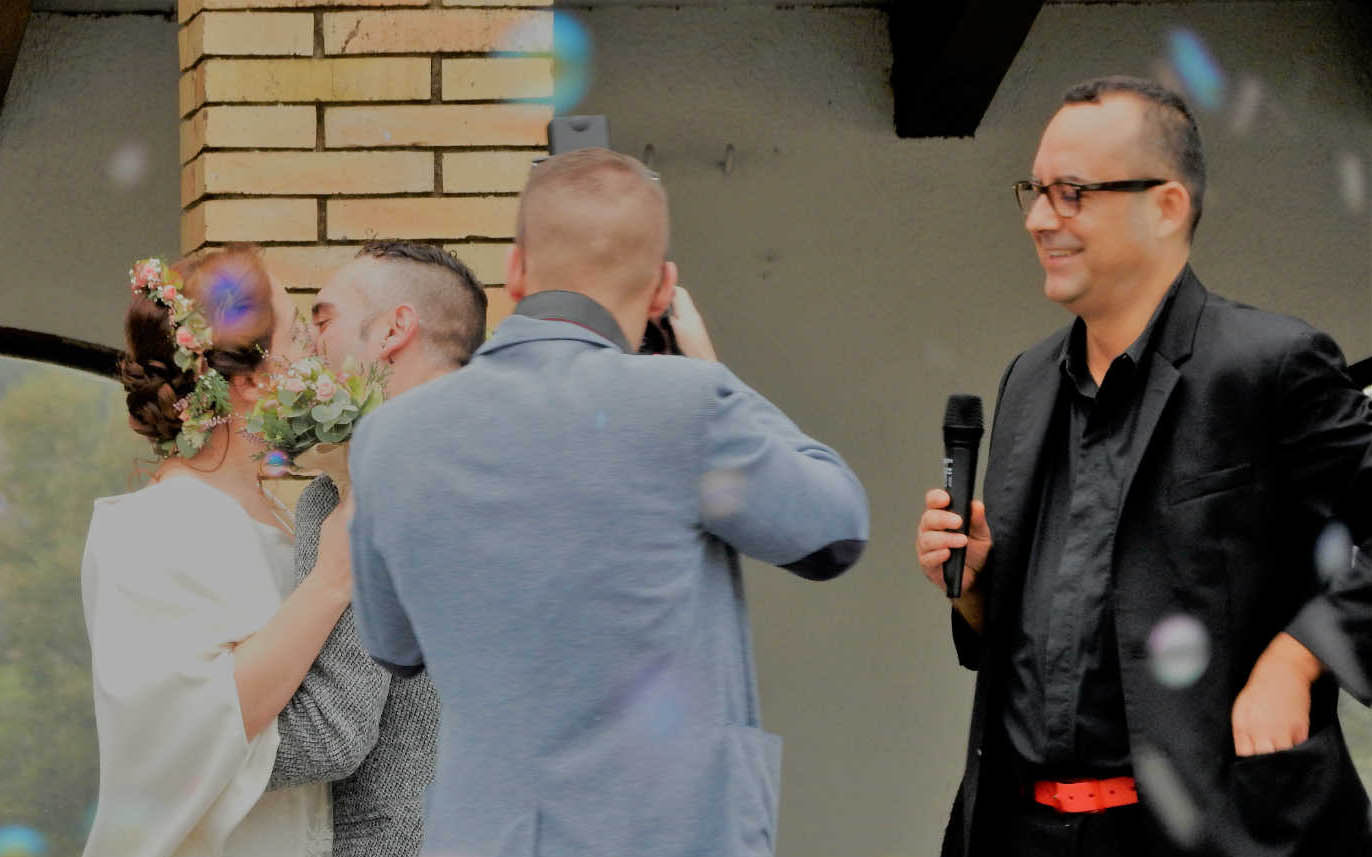 El Mago Moliné oficiando una boda - Mas Cerdà